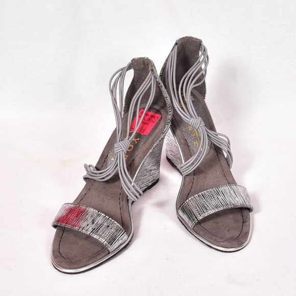 New York Transit Women's Silver Wedge Sandals Strappy Open Toe Size 6 M - Picture 1 of 8